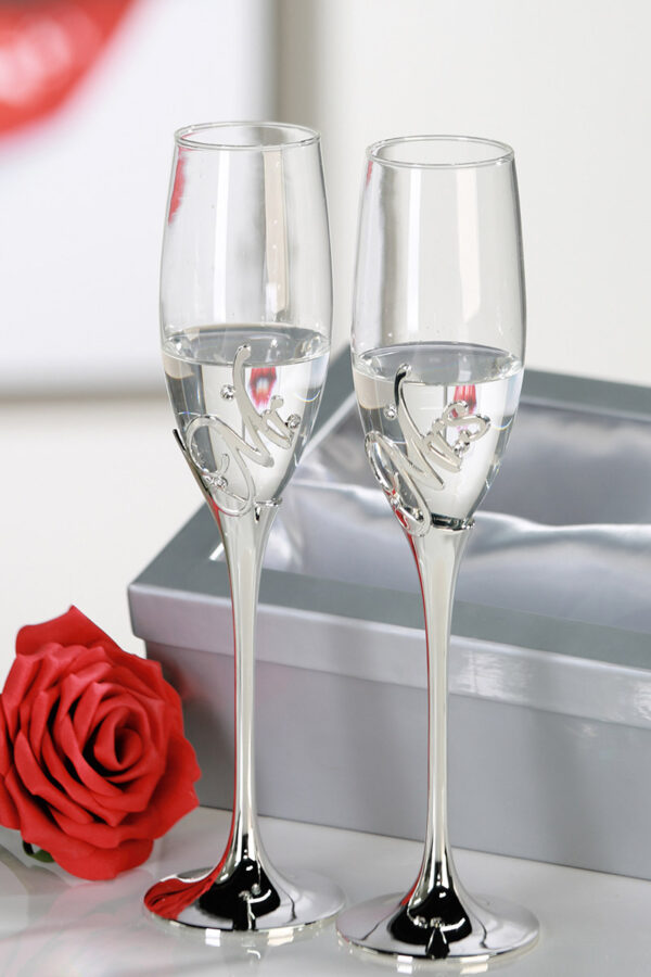 CHAMPAGNE FLUTES MR & MRS